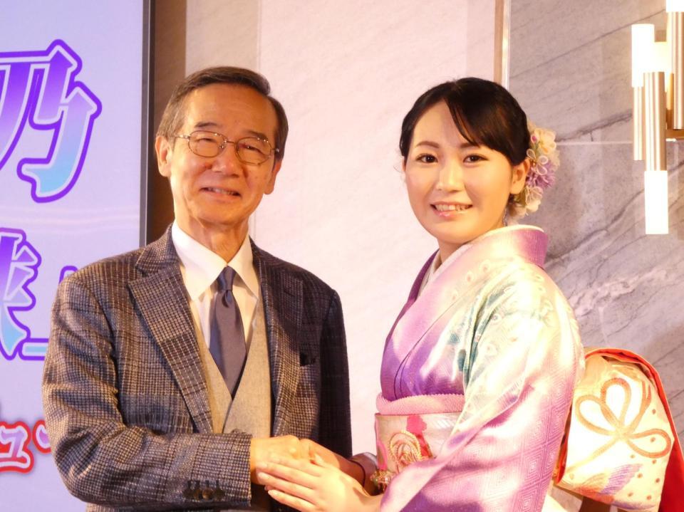 デビューお披露目会を行った水森英夫氏、藤崎詩乃（右）