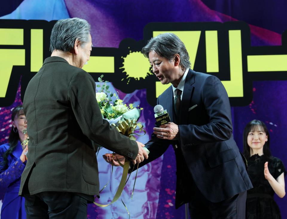 原作の深水黎一郎氏（左）から花束を受け取る唐沢寿明＝東京・ヒューリックホール東京（撮影・佐々木彰尚）
