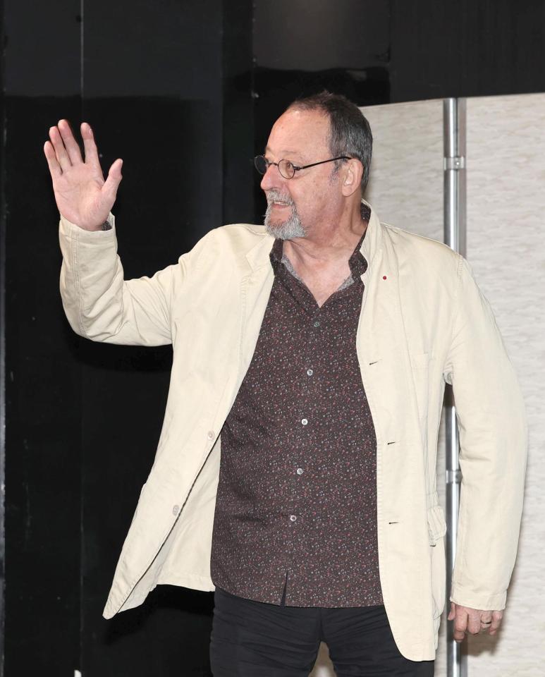 手を振るジャン・レノ（撮影・佐々木彰尚）