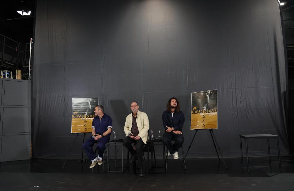 会見に登場した（左から）演出のラディスラス・ショラー氏、ジャン・レノ、パブロ・ランティ氏（撮影・佐々木彰尚）