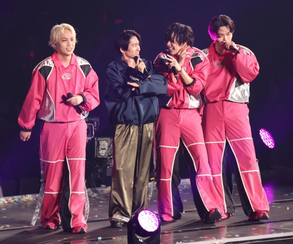 仲良くコラボする（左から）横原悠毅、三宅健、松井奏、影山拓也（撮影・伊藤笙子）