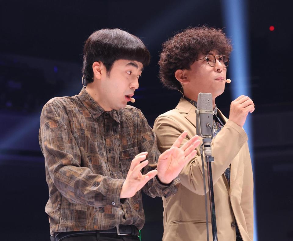 漫才を披露するたくろうの赤木裕（左）ときむらバンド＝１１日