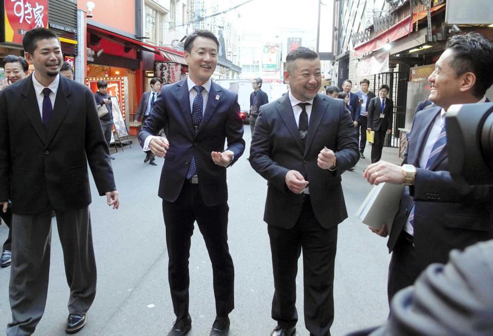 なんばグランド花月近くの路上で吸い殻を拾った横山英幸大阪市長（左から２番目）とケンドーコバヤシ（同３番目）