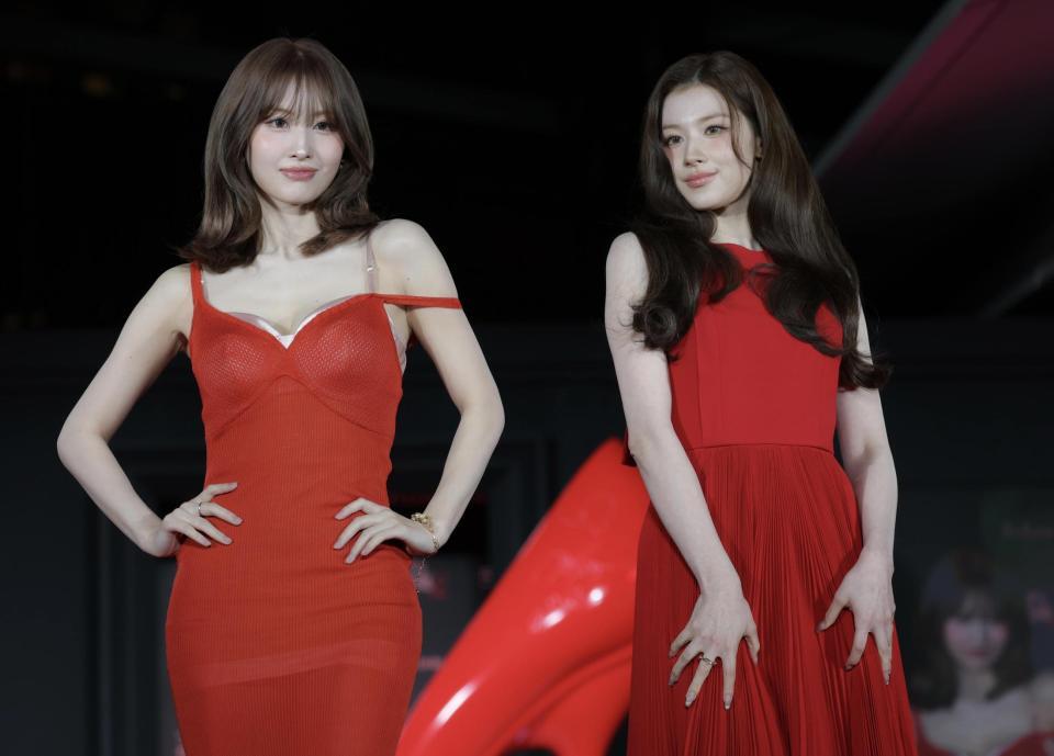 映画「プラダを着た悪魔２」ジャパンプレミア　ＴＷＩＣＥのＳＡＮＡ（右）とＭＯＭＯ