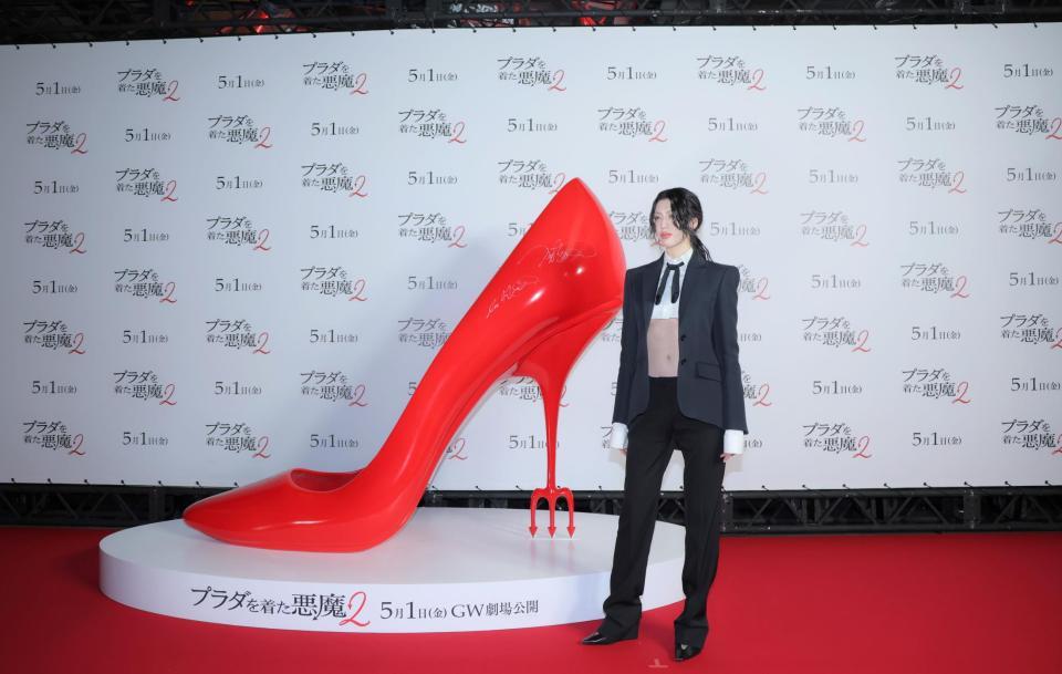 ポーズを決める三吉彩花（撮影・吉澤敬太）