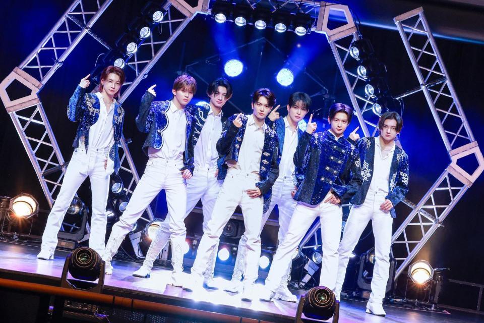 ａｏｅｎ（左から）颯太、京助、輝、礼央、優樹、琉楓、雅久ⓒＪＣＯＮＩＣ