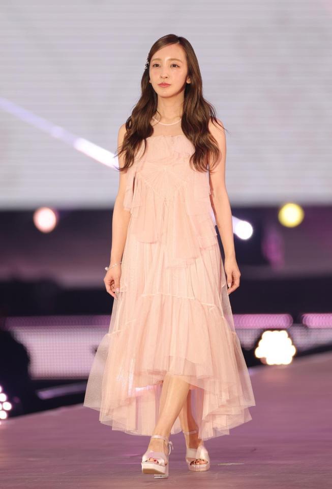 ランウェイを歩く板野友美（撮影・西岡正）