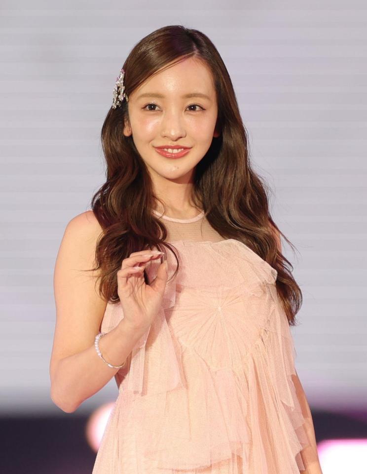 ランウェイで笑顔を見せる板野友美（撮影・西岡正）