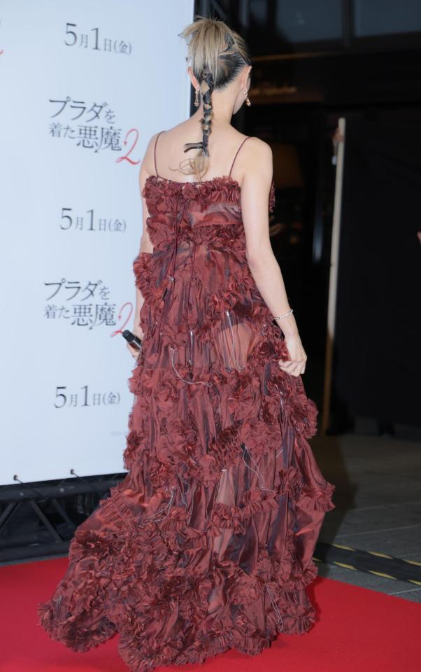 斬新なドレス姿で登場した山田優（撮影・吉澤敬太）