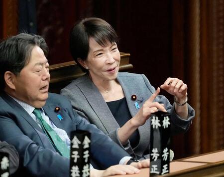 　衆院本会議に出席した高市総理（右）