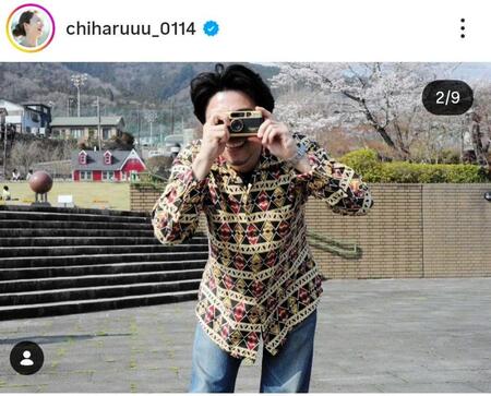 撮影する中尾明慶。新山千春のインスタグラム＠ｃｈｉｈａｒｕｕｕ＿０１１４より