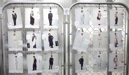 Ｋｉｓ-Ｍｙ-Ｆｔ２のメンバー衣装写真が飾られた「Ｔｈｅ　Ｃｏｕｔｕｒｅ」（撮影・吉澤敬太）