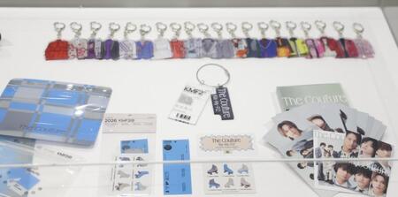 プレスに公開されたＫｉｓ-Ｍｙ-Ｆｔ２の衣装展での限定グッズ（撮影・吉澤敬太）