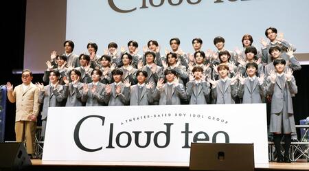 秋元康氏（左端）とＣｌｏｕｄ　ｔｅｎ（撮影・金田祐二）