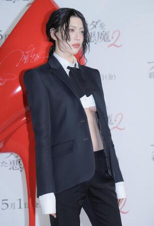 映画「プラダを着た悪魔２」ジャパンプレミアに登場した三吉彩花＝２３日