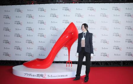 ポーズを決める三吉彩花＝２３日（撮影・吉澤敬太）