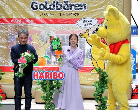 「ＨＡＲＩＢＯきらきらフルーツフェス」オープニングイベントで「テープカット」ならぬ「フルーツ狩り」をする菊地亜美（中央）