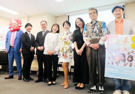 ２３日に映画「小春日和～Ｉｎｄｉａｎ　Ｓｕｍｍｅｒ～」の会見に出席した楠部知子（左から４人目）、由美かおる（中央）、水村美咲（右から３人目）