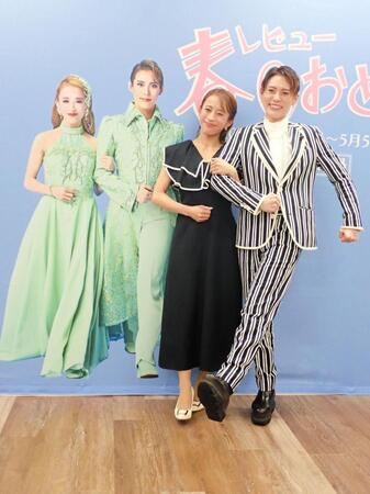 背景と同じポーズを決めるＯＳＫ日本歌劇団の翼和希（右）と千咲えみ