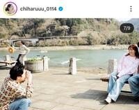 撮影する中尾明慶（左）。新山千春のインスタグラム＠ｃｈｉｈａｒｕｕｕ＿０１１４より