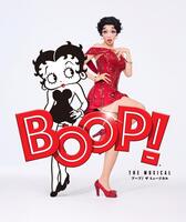 「ＢＯＯＰ！　Ｔｈｅ　Ｍｕｓｉｃａｌ　ブープ！ザ　ミュージカル」の公演ビジュアル、（右の）礼真琴