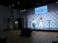 イベントに出席した與真司郎（中央左）と宇野実彩子＝２２日