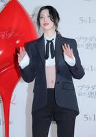 手を振る三吉彩花＝２３日（撮影・吉澤敬太）