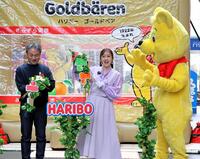 「ＨＡＲＩＢＯきらきらフルーツフェス」オープニングイベントで「テープカット」ならぬ「フルーツ狩り」をする菊地亜美（中央）