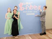 タイトルロゴをアピールするＯＳＫ日本歌劇団の翼和希（右）と千咲えみ