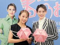 パラソルを手に笑うＯＳＫ日本歌劇団の翼和希（右）と千咲えみ