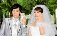 結婚会見で指輪を披露する安めぐみと東貴博＝２０１２年７月