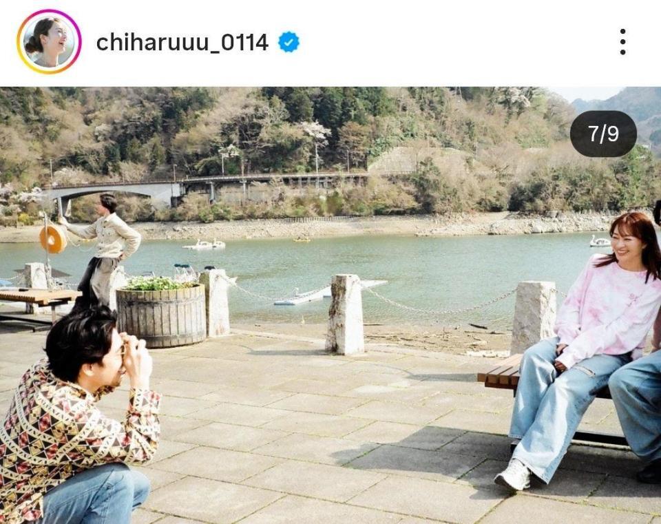 撮影する中尾明慶（左）。新山千春のインスタグラム＠ｃｈｉｈａｒｕｕｕ＿０１１４より