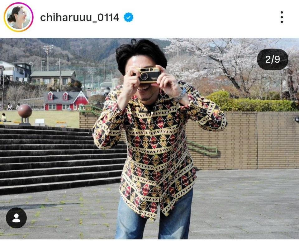 撮影する中尾明慶。新山千春のインスタグラム＠ｃｈｉｈａｒｕｕｕ＿０１１４より