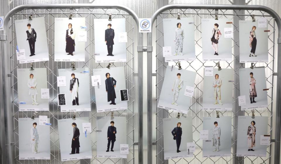 Ｋｉｓ-Ｍｙ-Ｆｔ２のメンバー衣装写真が飾られた「Ｔｈｅ　Ｃｏｕｔｕｒｅ」（撮影・吉澤敬太）