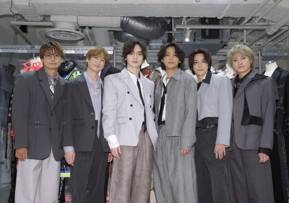 ポーズをとるＫｉｓ-Ｍｙ-Ｆｔ２の（左から）横尾渉、宮田俊哉、玉森裕太、藤ケ谷太輔、千賀健永、二階堂高嗣（撮影・吉澤敬太）