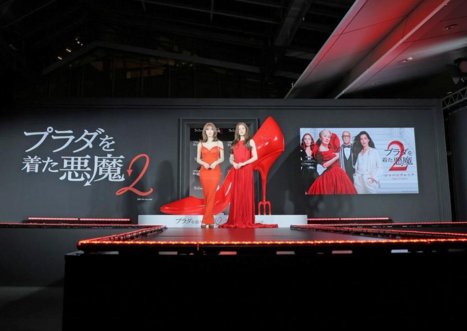 真っ赤なドレスで登壇したＴＷＩＣＥのＭＯＭＯ（左）とＳＡＮＡ（撮影・吉澤敬太）