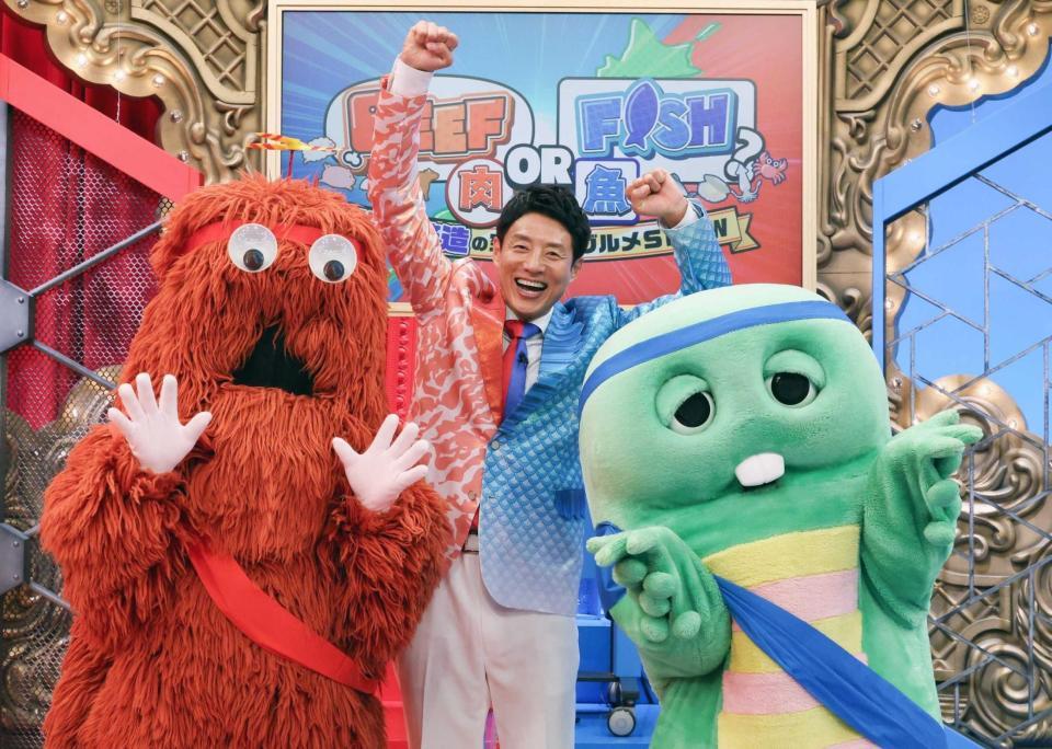 ムック（左）、ガチャピン（右）と笑顔を見せる松岡修造