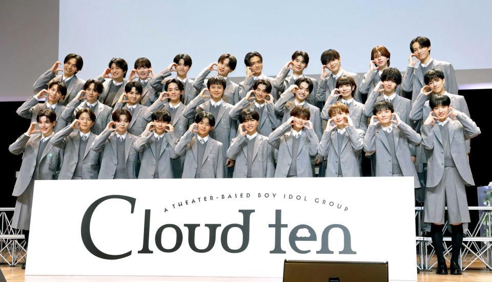 笑顔でポーズをきめるＣｌｏｕｄ　ｔｅｎ（撮影・金田祐二）