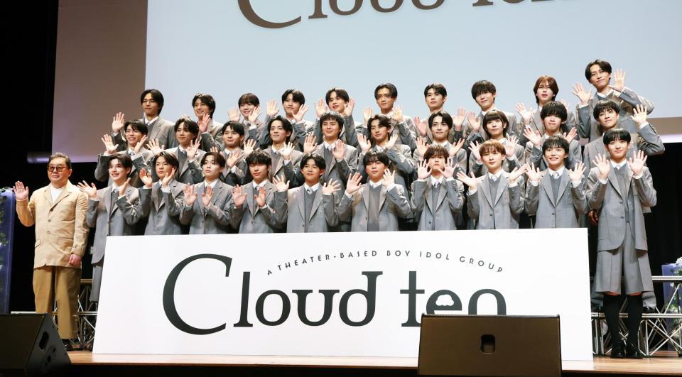 秋元康氏（左端）とＣｌｏｕｄ　ｔｅｎ（撮影・金田祐二）