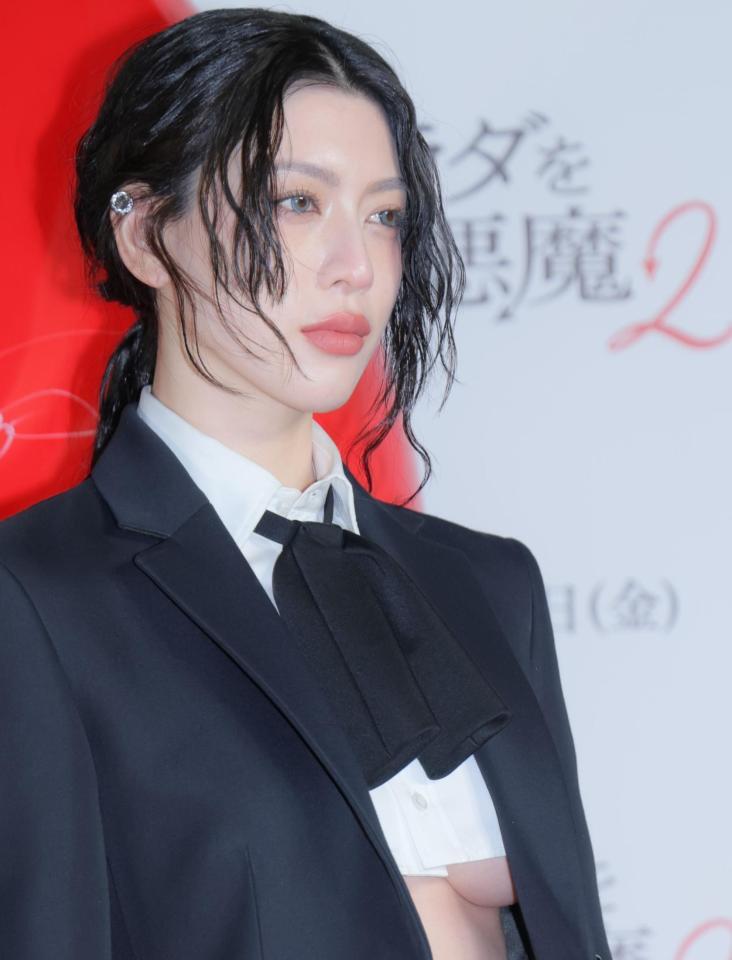 大胆な衣装で登場した三吉彩花＝２３日（撮影・吉澤敬太）