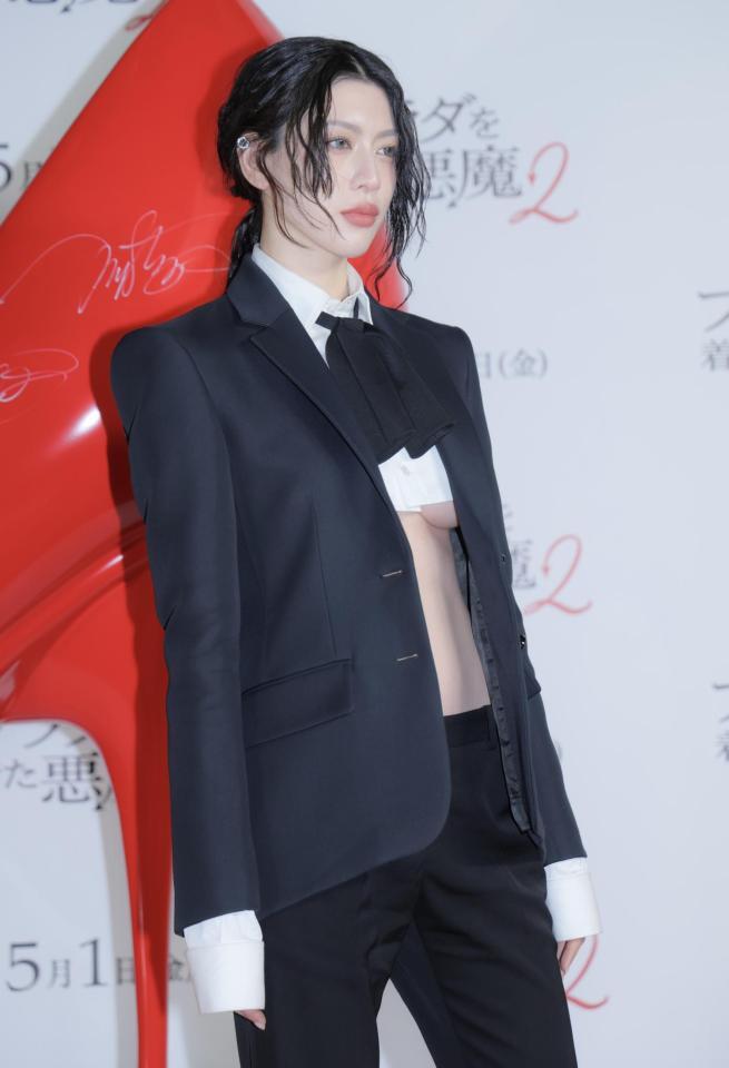 映画「プラダを着た悪魔２」ジャパンプレミアに登場した三吉彩花＝２３日