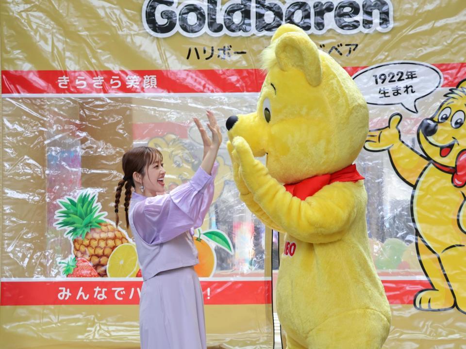 ハリボーのマスコット・ゴールデンベアと息ぴったりな菊地亜美（左）