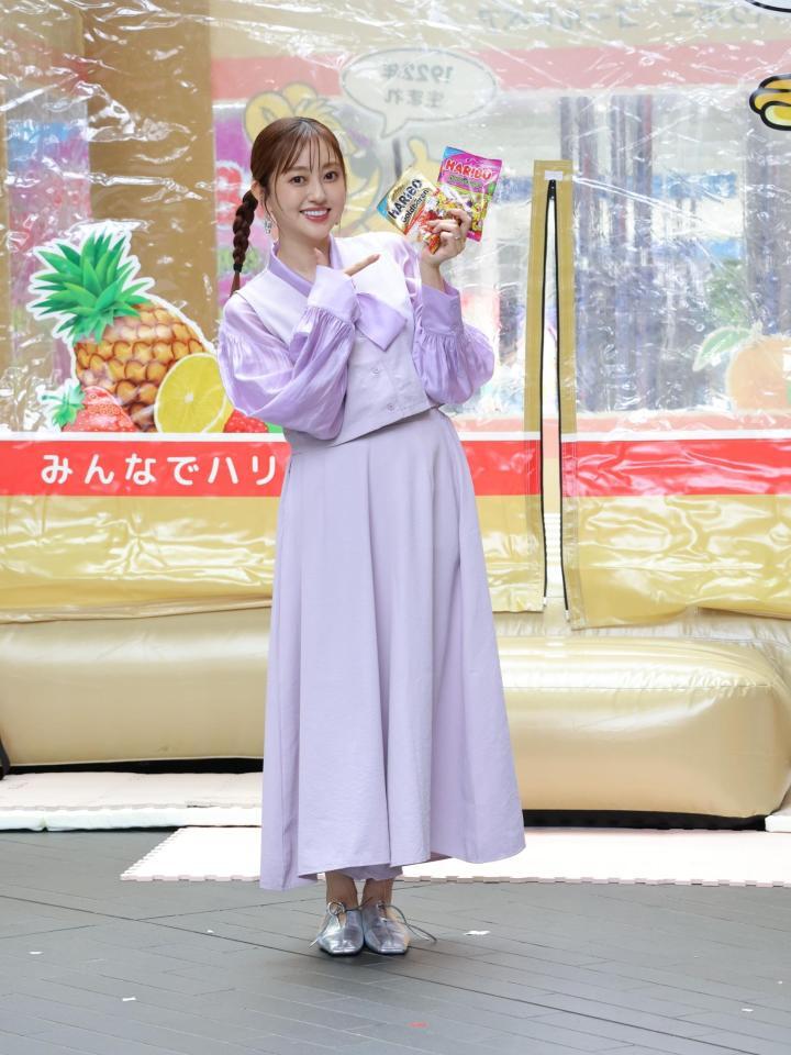 「ＨＡＲＩＢＯきらきらフルーツフェス」オープニングイベントで大好きな「ハッピーグレープ」カラーのワンピースで登場した菊地亜美