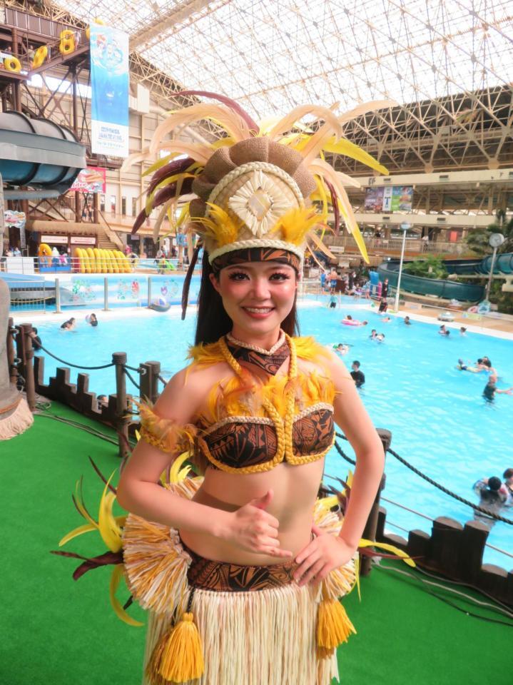 「ＧＷは日本のハワイへ」とアピールするフラガールのティアレ遥さん