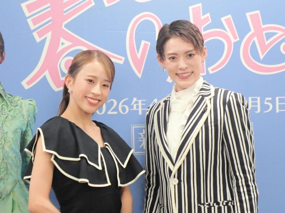 取材会を開いたＯＳＫ日本歌劇団の翼和希（右）と千咲えみ