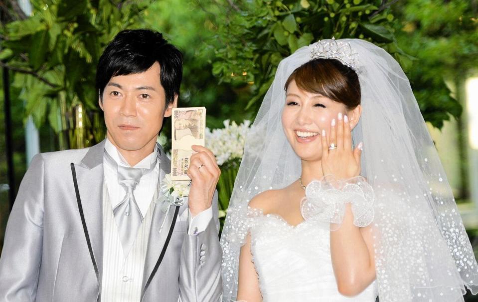 結婚会見で指輪を披露する安めぐみと東貴博＝２０１２年７月