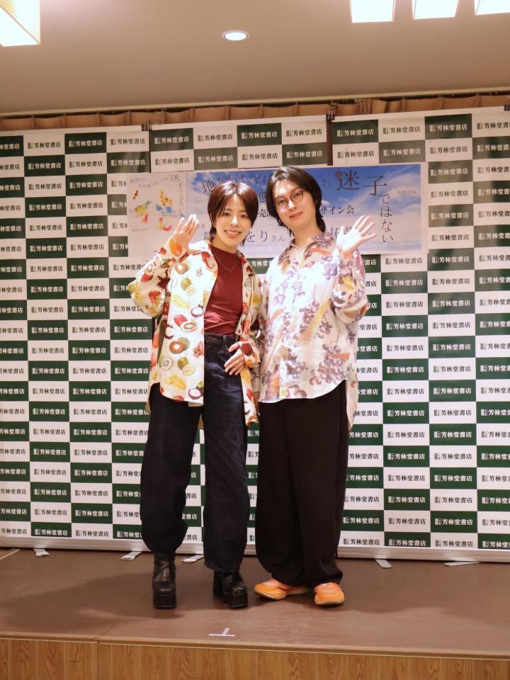 篠原かをりと夫・河村拓哉（右）は柄もののシャツにそろえて登場