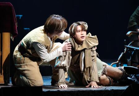 熱演する大橋和也（左）と嶋﨑斗亜（撮影・佐々木彰尚）