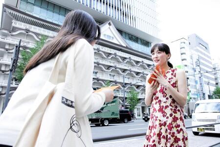 なんば広場付近の路上で道行く人にラブレターを手渡しする綾瀬はるか（右）　©２０２６　映画「人はなぜラブレターを書くのか」製作委員会