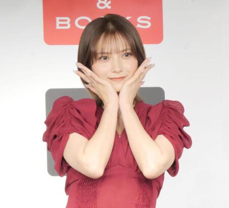 かわいくポーズを取る桃月なしこ